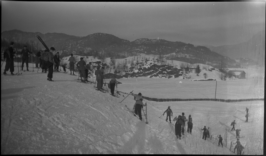 St. Svitun skole fra Stavanger på skidag i Saudasjøen. De reiser inn med hurtigskipet "D/S Sanct Svithun". Det er bilder fra lek, konkurranser og skiturer. På bilde nr. 5 holder en gutt et fotoapparat.