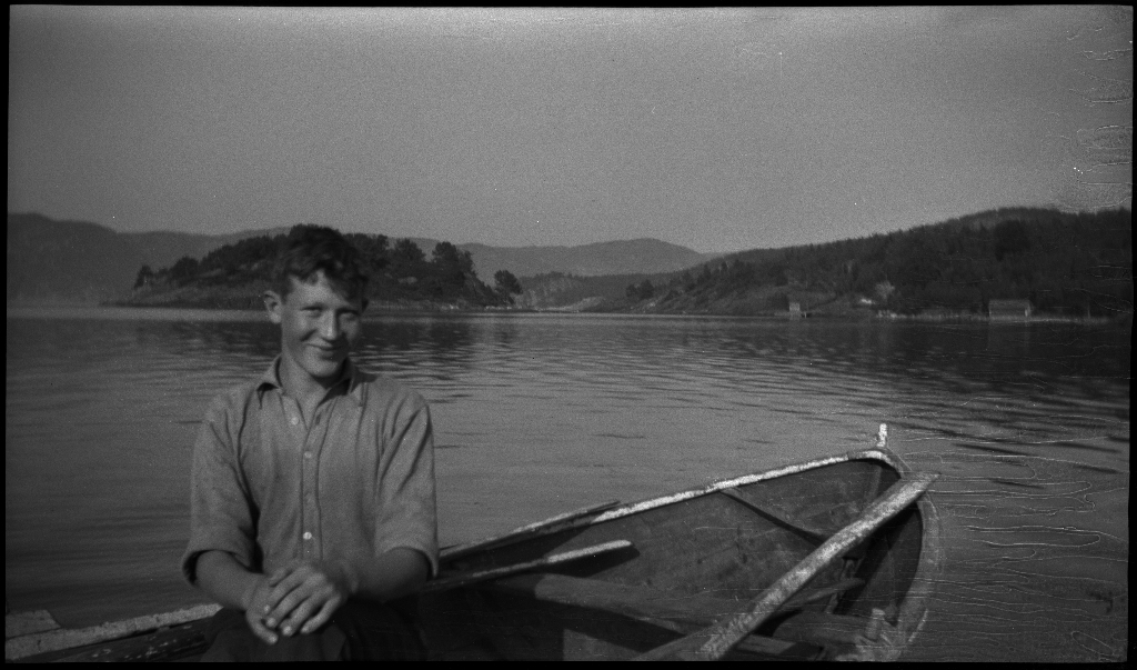 Tur på Halsnøy og Randøy med Lindtner, Arne Johannessen og en gutt til. Det er bilder av bygdene og landskapet, kyr, høns og guttene som går på småveier og sitter i en liten robåt.