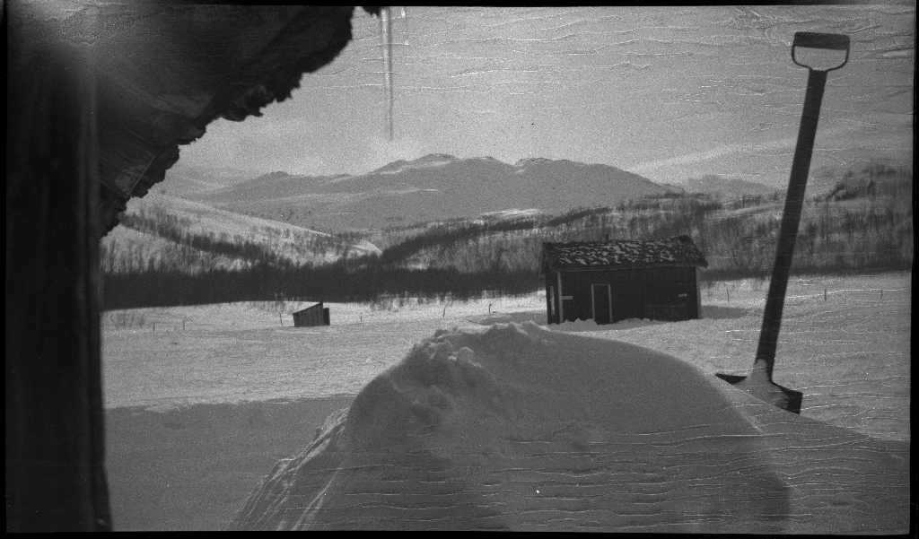 Fire unge menn på skitur fra Roalkvam til Stranddalen i Suldal. Det er bilder av hytter i fjellet, fra landskapet, lek med en hoppbakke og fra skigåing.