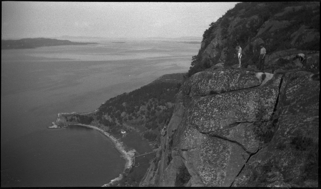 Tre gutter/unge menn på tur på Halsnøy og Finnøy. Det er bilder fra at transporten med ei skøyte og fra små fjellturer. Det ligger mange små dampskip langs havna på bilde nr. 4.