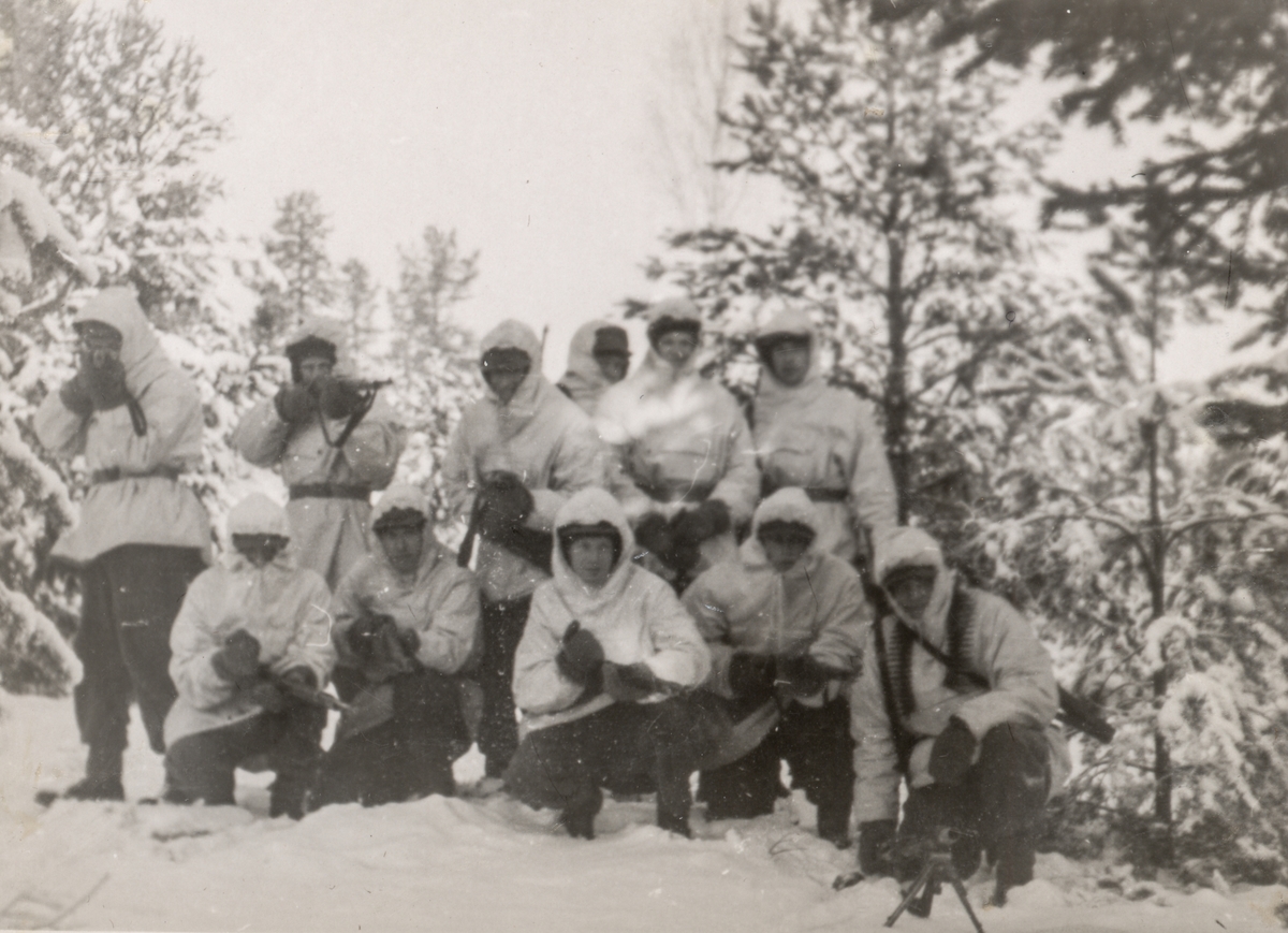 Gruppebilde av soldater i vinterlandskap.