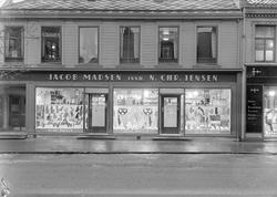 Jacob Madsen trikotasjeforretning med Victoria Café & Restau