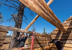 Arbeid med å sette opp buret på Daniel Mortenssons vinterbop