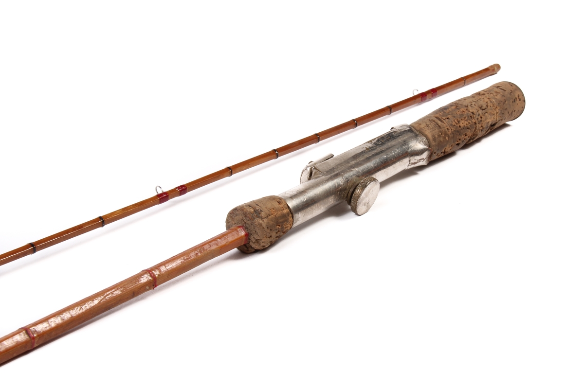 Den sekskanta stanga er laga av bambus og handtaket av kork.
Tredelt stang med ekstra tupp.