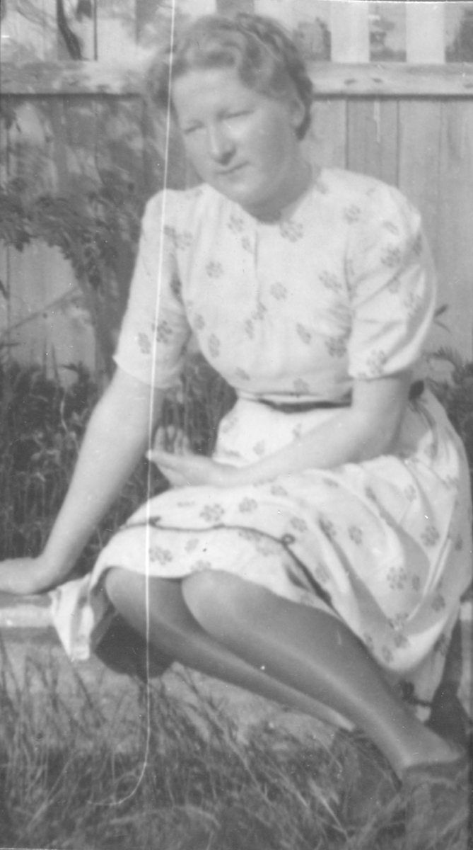 Album med portrettbilder. Albumet har tilhørt Aksel Konrad Mikkola og hans hustru Kathinka Marie, f. Mikkelsen. Det er nå i Solbjørg Mikkolas eie. Navnene til de portretterte er for en stor del ukjente, men mange er fra Neiden og Sør-Varanger. Kathinka kom opprinnelig fra Lofoten, og en del av bildene viser hennes familie i Nordland