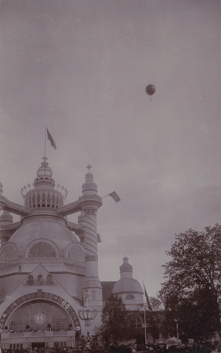 Stockholmsutställningen 1897 (Allmänna Konst-och Industriutställningen 1897) på Djurgården, Stockholm.
Luftballong ovanför Maskinhallen.