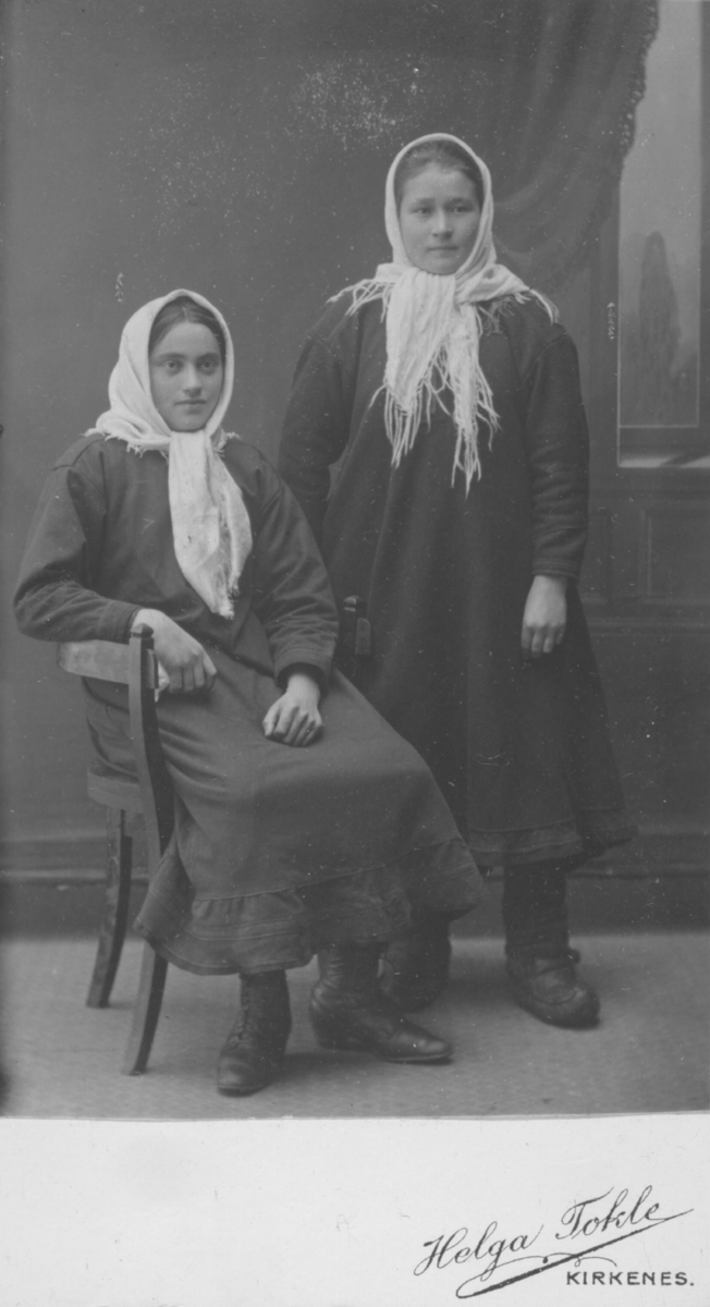 Album med portrettbilder. Albumet har tilhørt Aksel Konrad Mikkola og hans hustru Kathinka Marie, f. Mikkelsen. Det er nå i Solbjørg Mikkolas eie. Navnene til de portretterte er for en stor del ukjente, men mange er fra Neiden og Sør-Varanger. Kathinka kom opprinnelig fra Lofoten, og en del av bildene viser hennes familie i Nordland