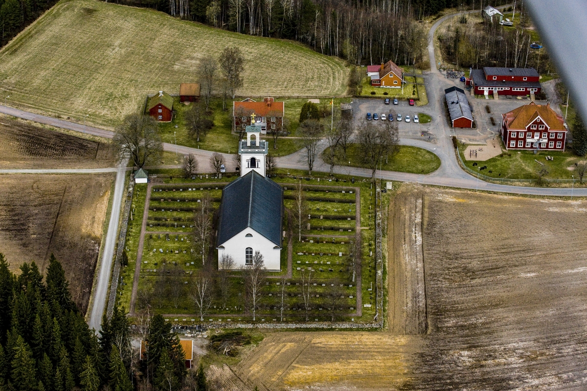 Flygfoto över Hults kyrka i Eksjö kommun.