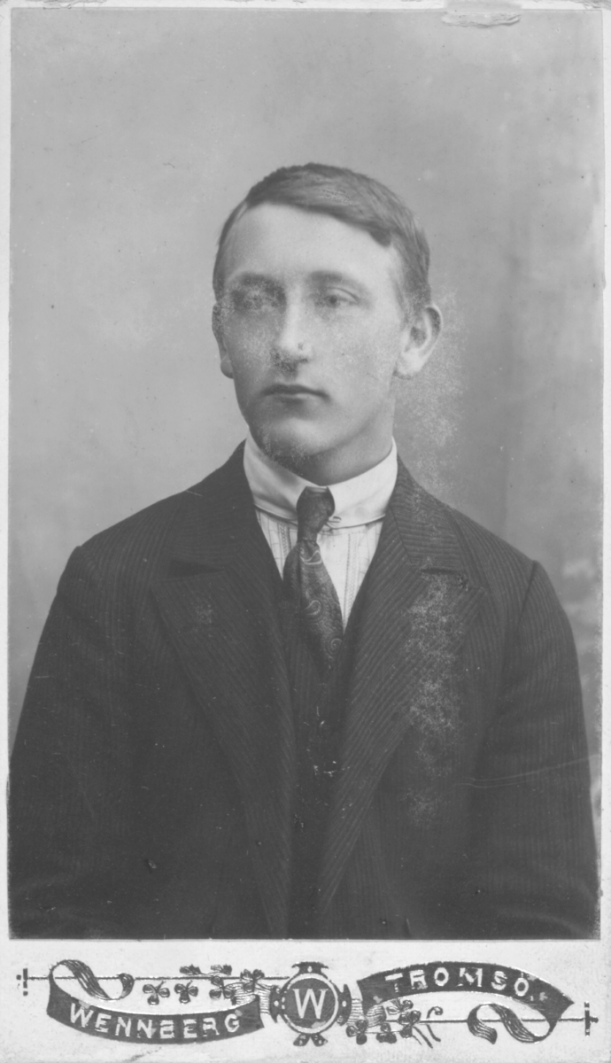 Album med portrettbilder. Albumet har tilhørt Aksel Konrad Mikkola og hans hustru Kathinka Marie, f. Mikkelsen. Det er nå i Solbjørg Mikkolas eie. Navnene til de portretterte er for en stor del ukjente, men mange er fra Neiden og Sør-Varanger. Kathinka kom opprinnelig fra Lofoten, og en del av bildene viser hennes familie i Nordland