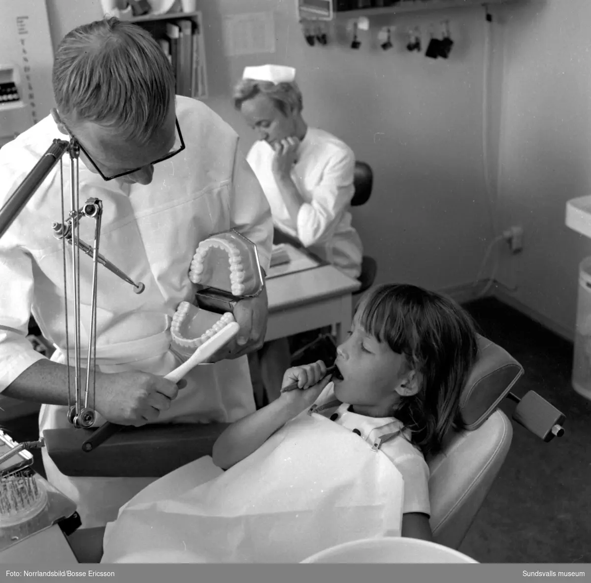 Folktandvården i Sundsvall. En liten flicka får instruktioner om tandborstning och får tänderna undersökta, samt en tandtekniker som jobbar med en tandprotes.