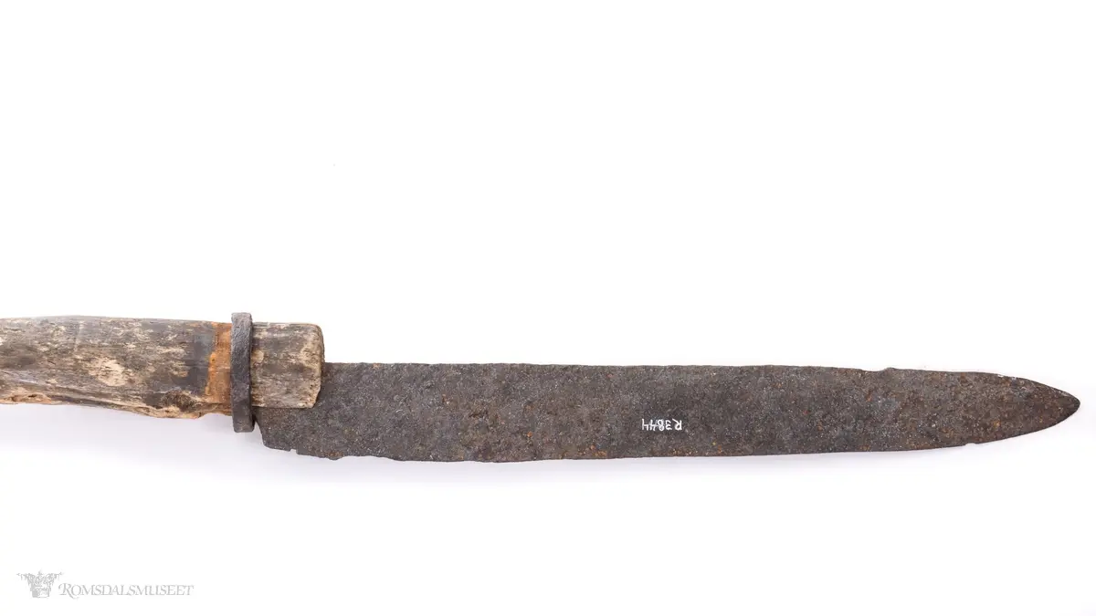 Brugdekniv med langt kraftig enegget knivblad på langt skaft. Brukt til å skjære løs levra på ei brugde med, etter at den var fanget og buken sprettet opp. Det var bare levra som ble benyttet til tranframstilling. Brugdekjøttet er uspiselig, og ble dumpet i havet.