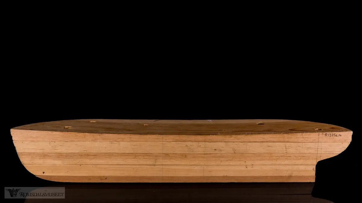 En tredimensjonal modell av lengdesnittet av en båt til hjelp ved bygging av fullskala båter.