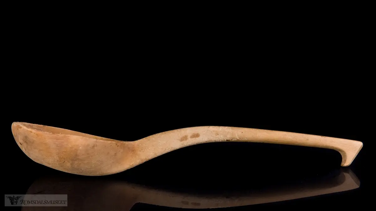 Tresleiv med skålformet skjeblad og lett buet skaft med krok i enden.