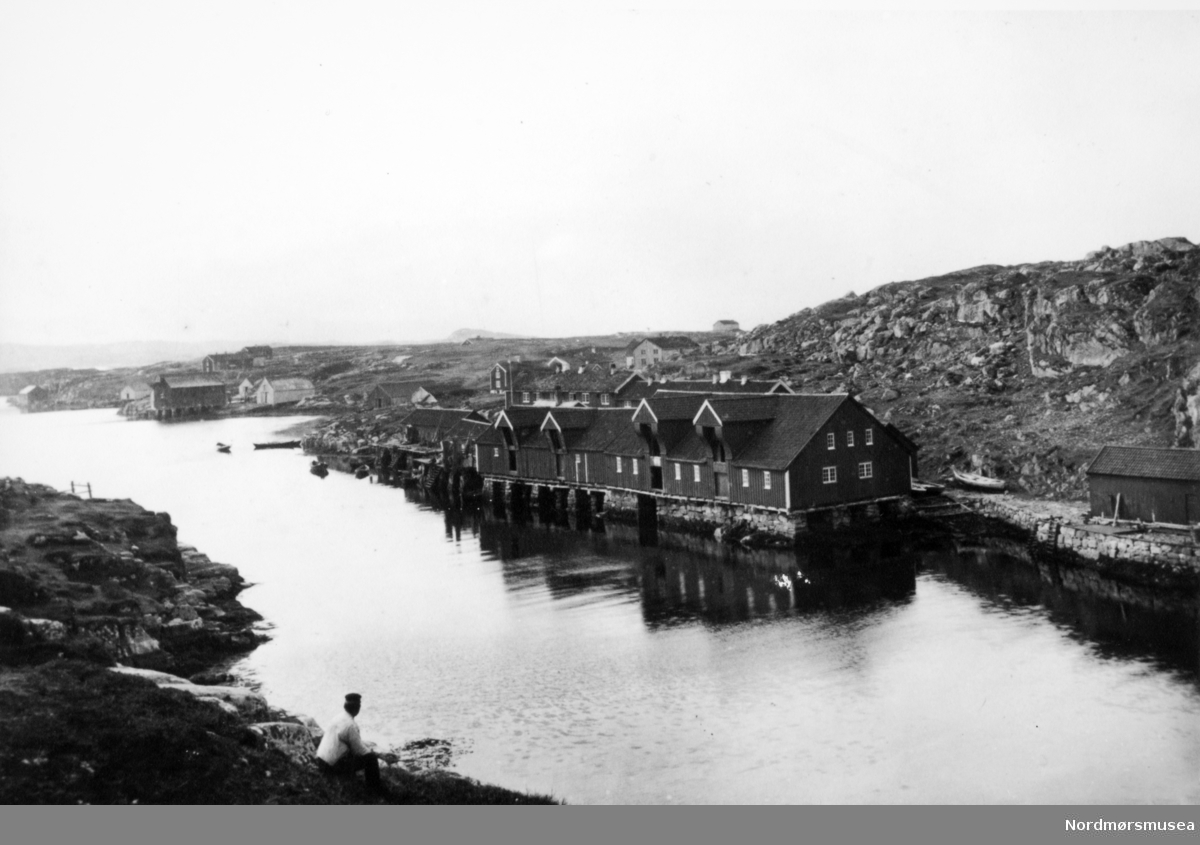 Foto fra Sveggen i Averøy kommune. Datering er trolig omkring 1920-1939. bryggerekke. Fra Nordmøre museums fotosamlinger.