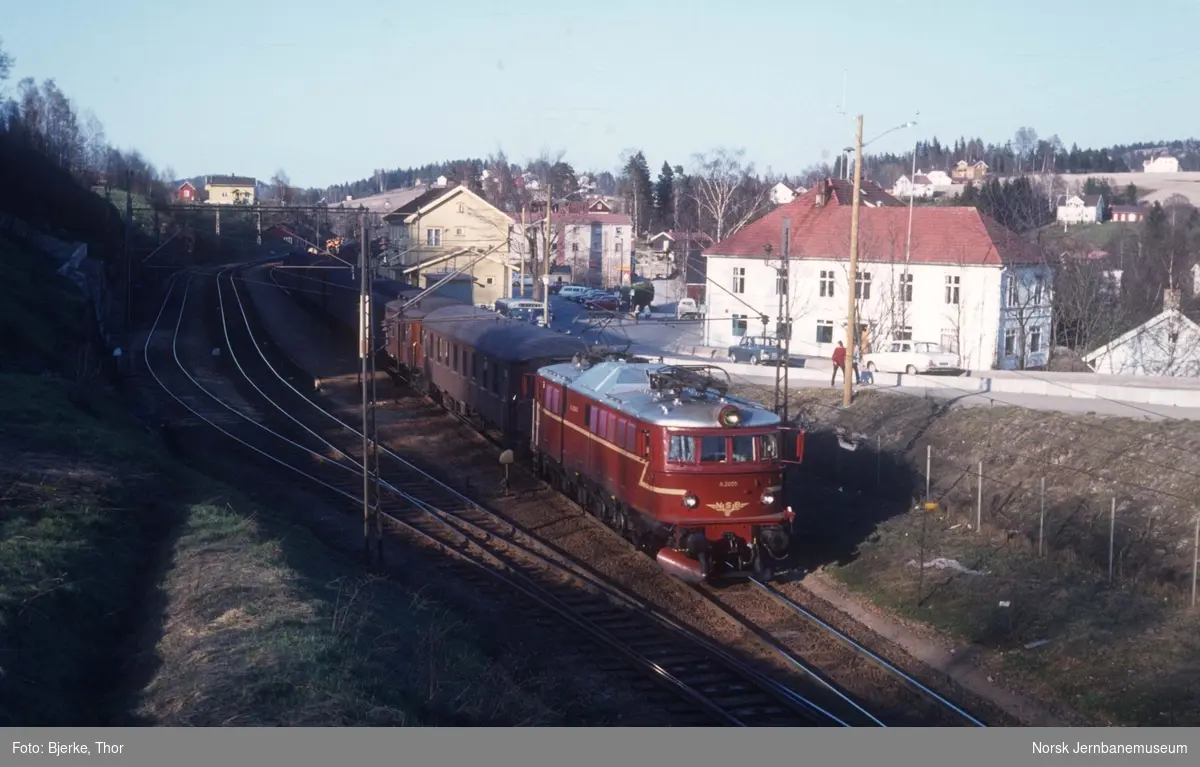 Persontog 573 Oslo-Drammen trukket av Lokomotiv El 8 2055 på Røyken stasjon