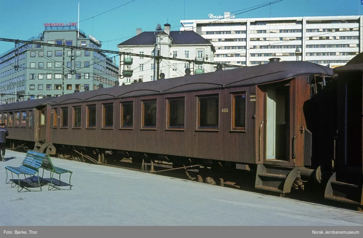Personvogn litra B30 nr. 655 på Oslo V