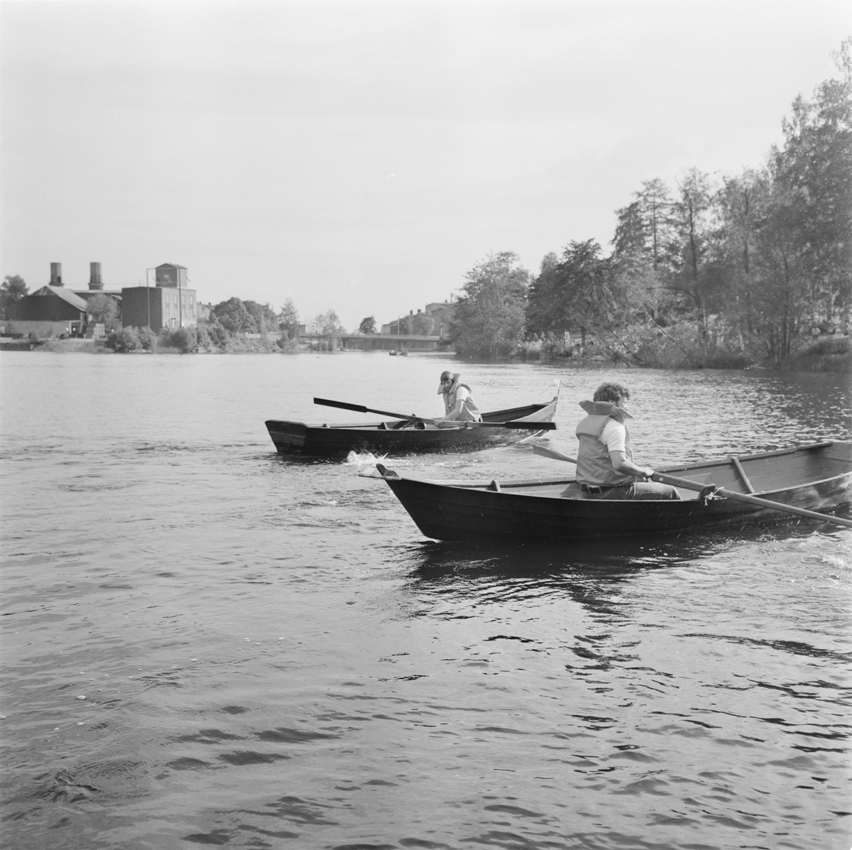 Midsommarfirande, män i roddbåtar, Uppland, juni 1979