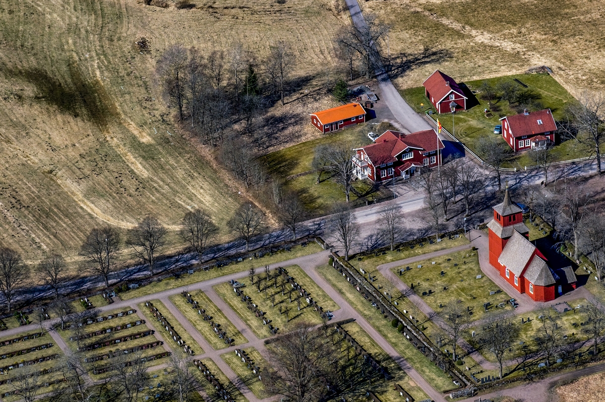 Flygfoto över Kävsjö kyrka i Gnosjö kommun.