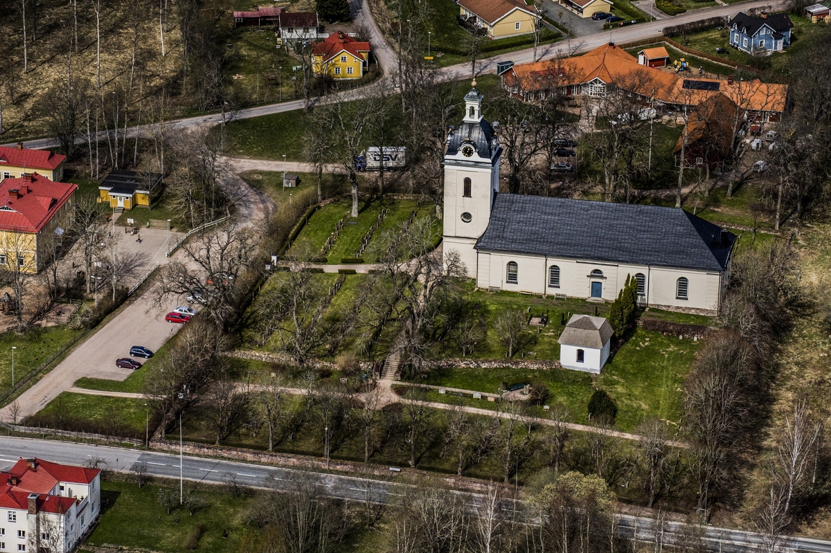 Flygfoto över Linderås kyrka i Tranås kommun.