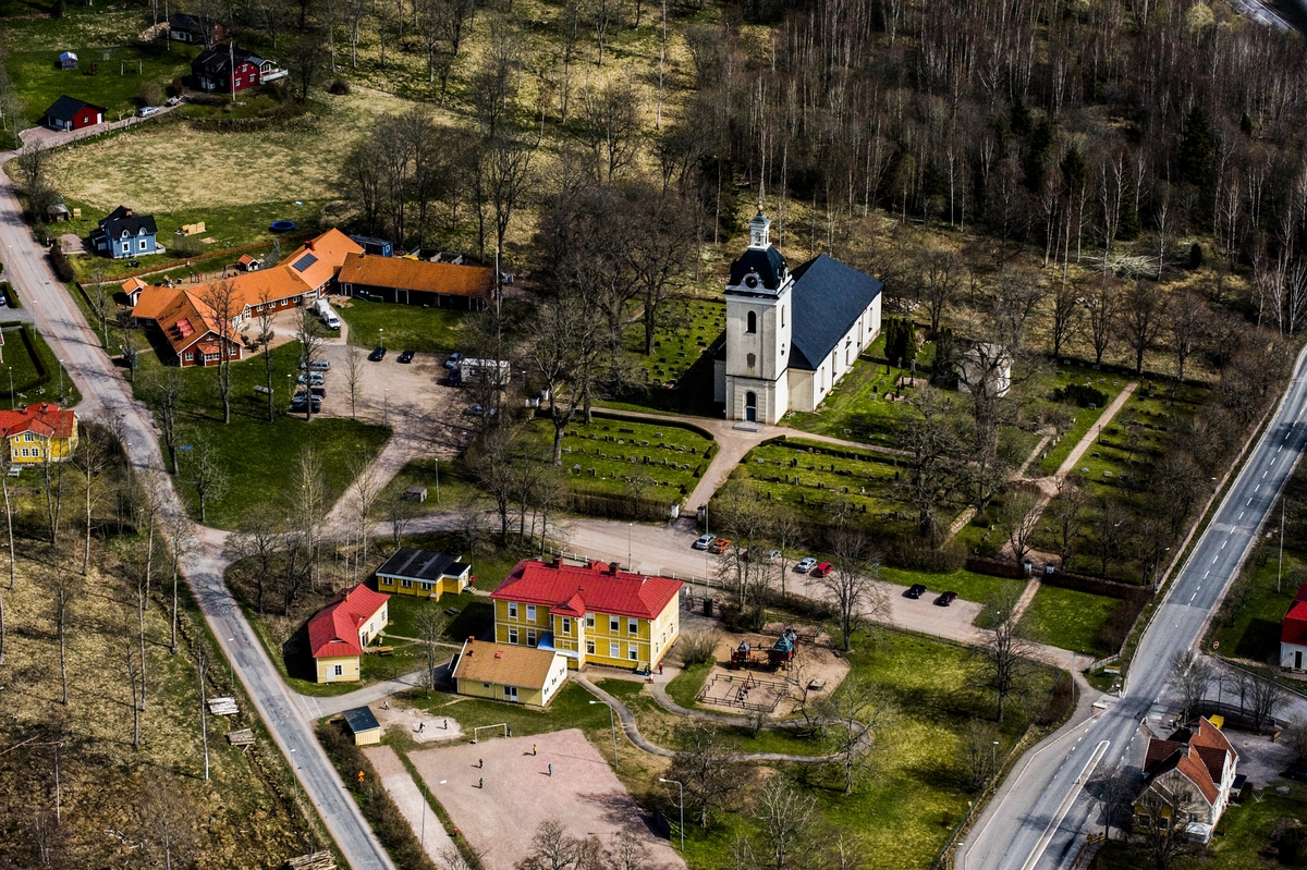 Flygfoto över Linderås kyrka i Tranås kommun.