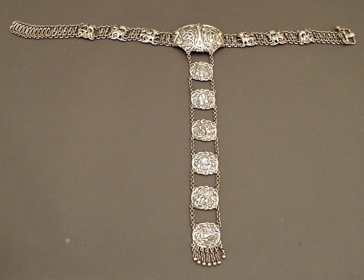 Konveks midtparti og seks plater med motiver fra historien om Sigurd Favnesbane. Forøvrig ranker, løver, drager og andre fantasidyr.