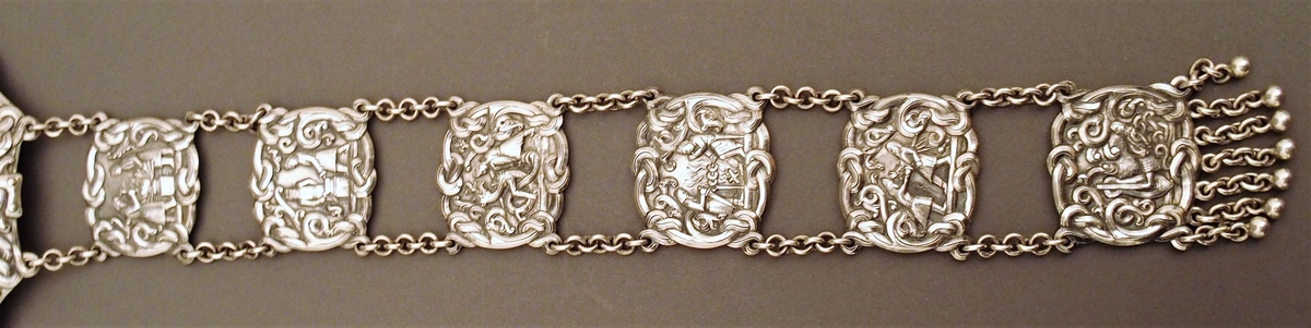 Konveks midtparti og seks plater med motiver fra historien om Sigurd Favnesbane. Forøvrig ranker, løver, drager og andre fantasidyr.