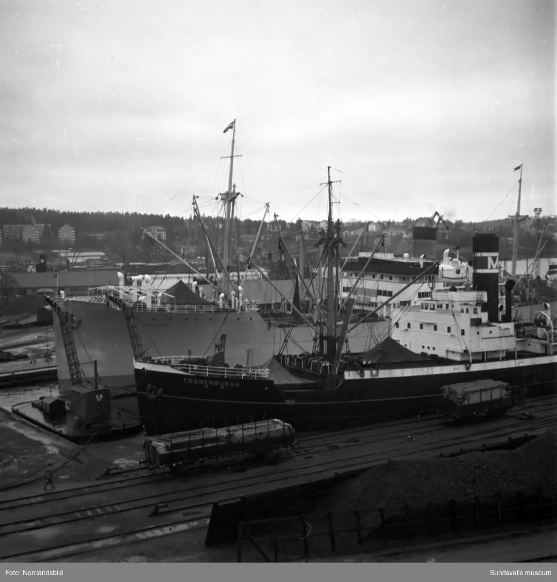 Tätt med båtar i Sundsvalls hamn. Cronenburgh och Ecuador är namn som syns.