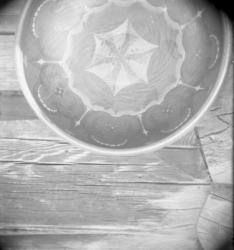 Rikard Berges fotoarkiv. Rosemalt bolle. Bildet er tatt i 19