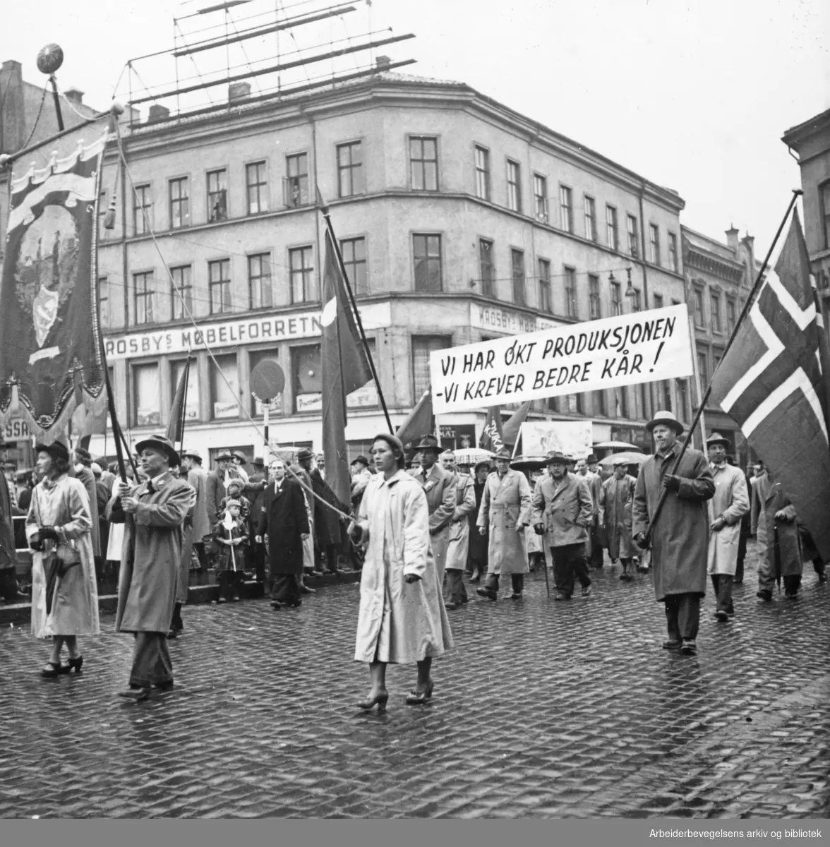 1. mai 1954 i Oslo. Parole: Vi har økt produksjonen - Vi krever bedre kår!