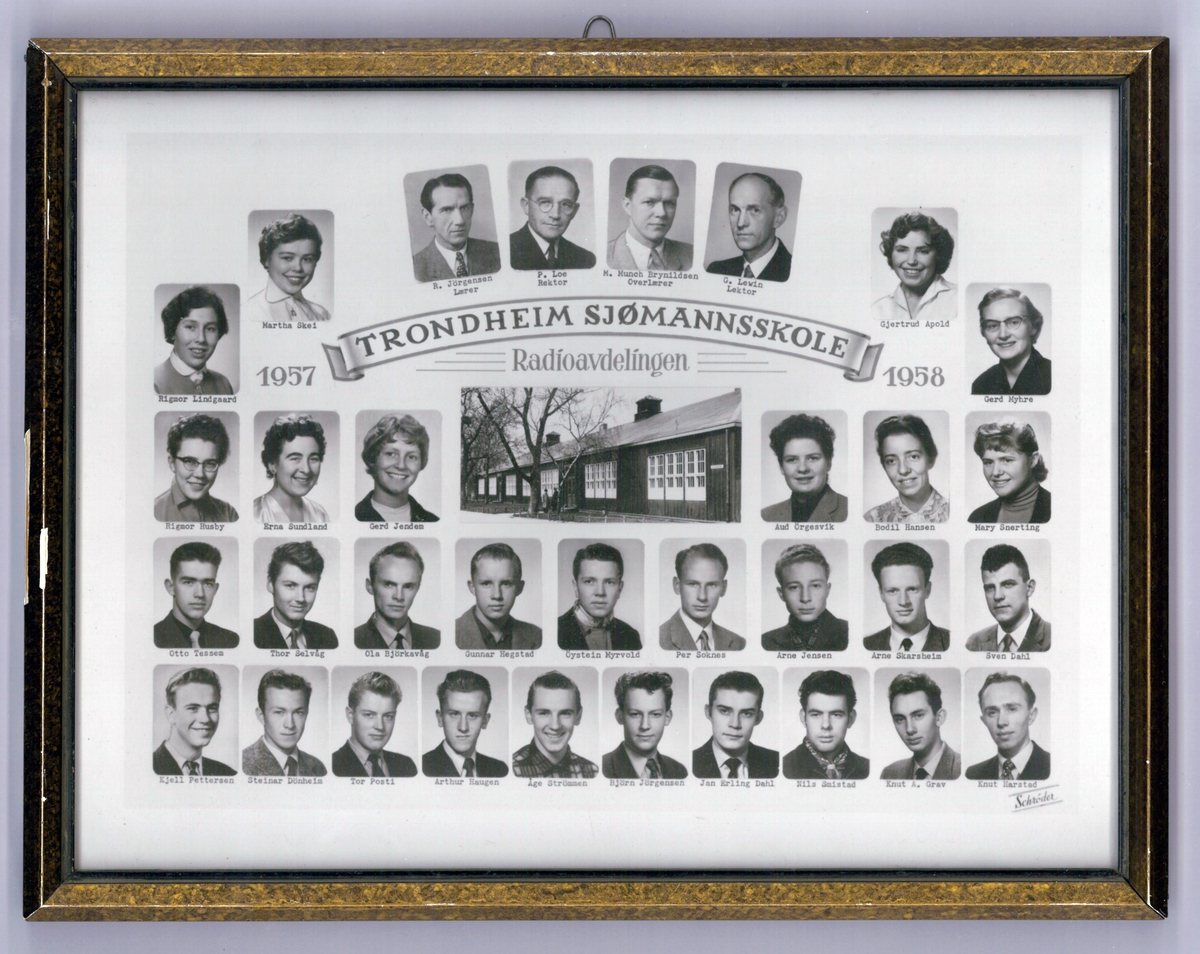 Klassebilde av elever og lærere ved Radioavdelingen ved Trondheim Sjømannskole 1957-58. Skolebygningen sentralt i motivet.