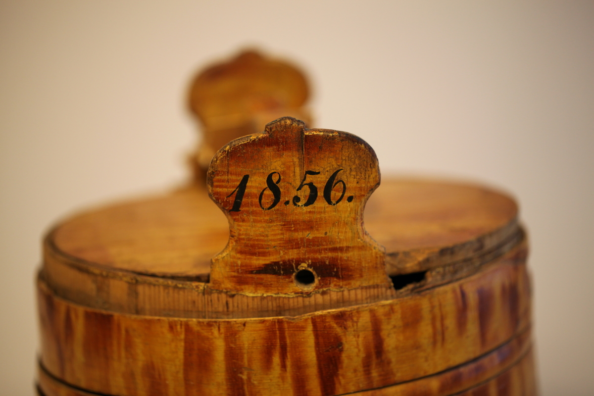 Lagging belagt med tette sveiperinger. Lokk, to ører  og tre bein. Formen er rund, lokk er nedfelt og har avlang hank. Sveip med skjøter (5 stk.) (gjorder). Påmalt gyllengul farge, ådringsmalt.