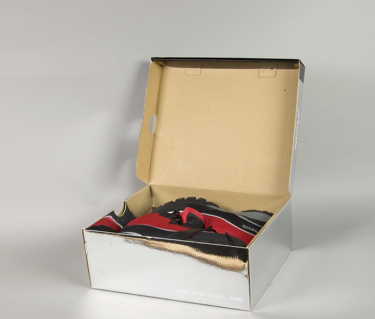 Røde og sorte sko med kraftig gummisåle. Det er to Phenix-merker på skoene.
