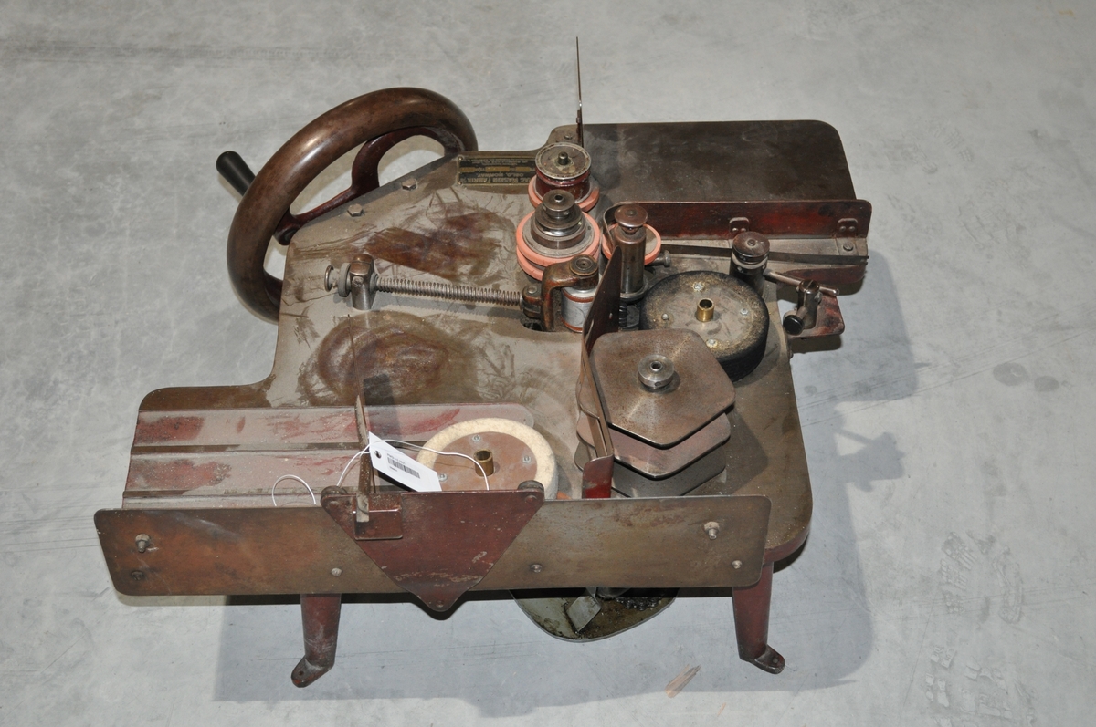 Manuell brevstemplingsmaskin. Gir avtrykk av sted og dato.