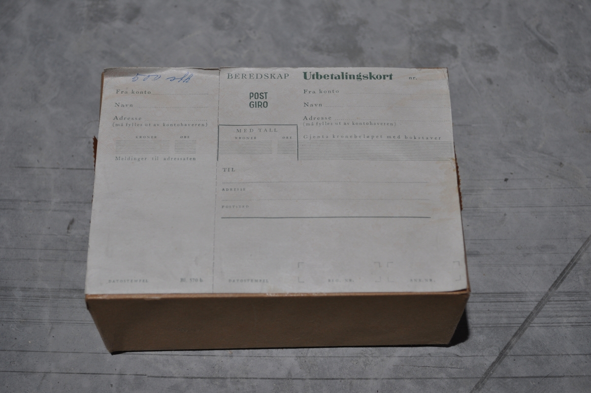 Beredskapskoffert for Postgiro Låsbar. Innhold i tilfelle krig.
Innhold:
1. Instruks for kontohavere
2. Instruks for postkontorer
3. Melding til postgirokontohavere
4. Innkortmelding, bl. 603
5. Utbetalingskort, bl. 570 B.
6. Gireringskort bl. 565 B
7. ..... bl. 784