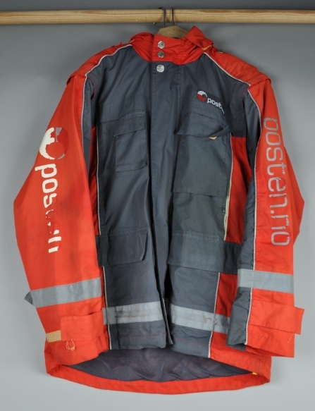 Vinterjakke uten fleecefor. Med hette, avtagbare ermer. 4 lommer foran med borrelås. 2 sidelommer med glidelås. Refleks på ermene og i nedkant av jakka. fastsydde skulderklaffer med uniformsknapp av metall. Lufteklaff i rygg.  Størrelse S