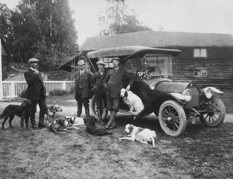 Repro: Fire menn med 7 hunder samt bil.