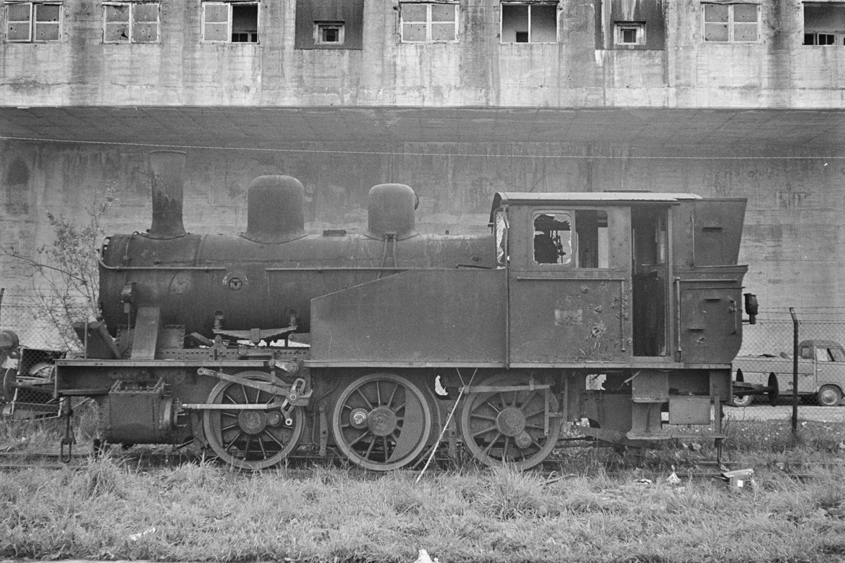 Utrangert damplokomotiv type 23b nr. 455 under opphugging på Nyhavna i Trondheim.