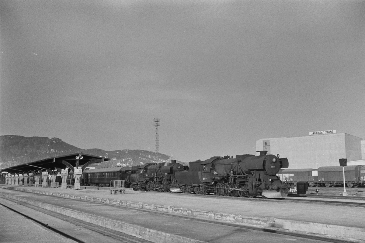 Persontog fra Trondheim til Storlien, tog 423, på Trondheim stasjon. Toget trekkes av to lokomotiver type 63a, fremst nr. 2293.