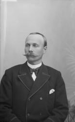 Portrett. Mann med bart. Brystbilde. Kr. I. Holen