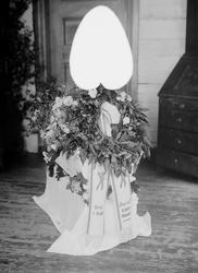 Begravelse. Hjørdis Jevnes båre. Hvit kiste med blomsterkran