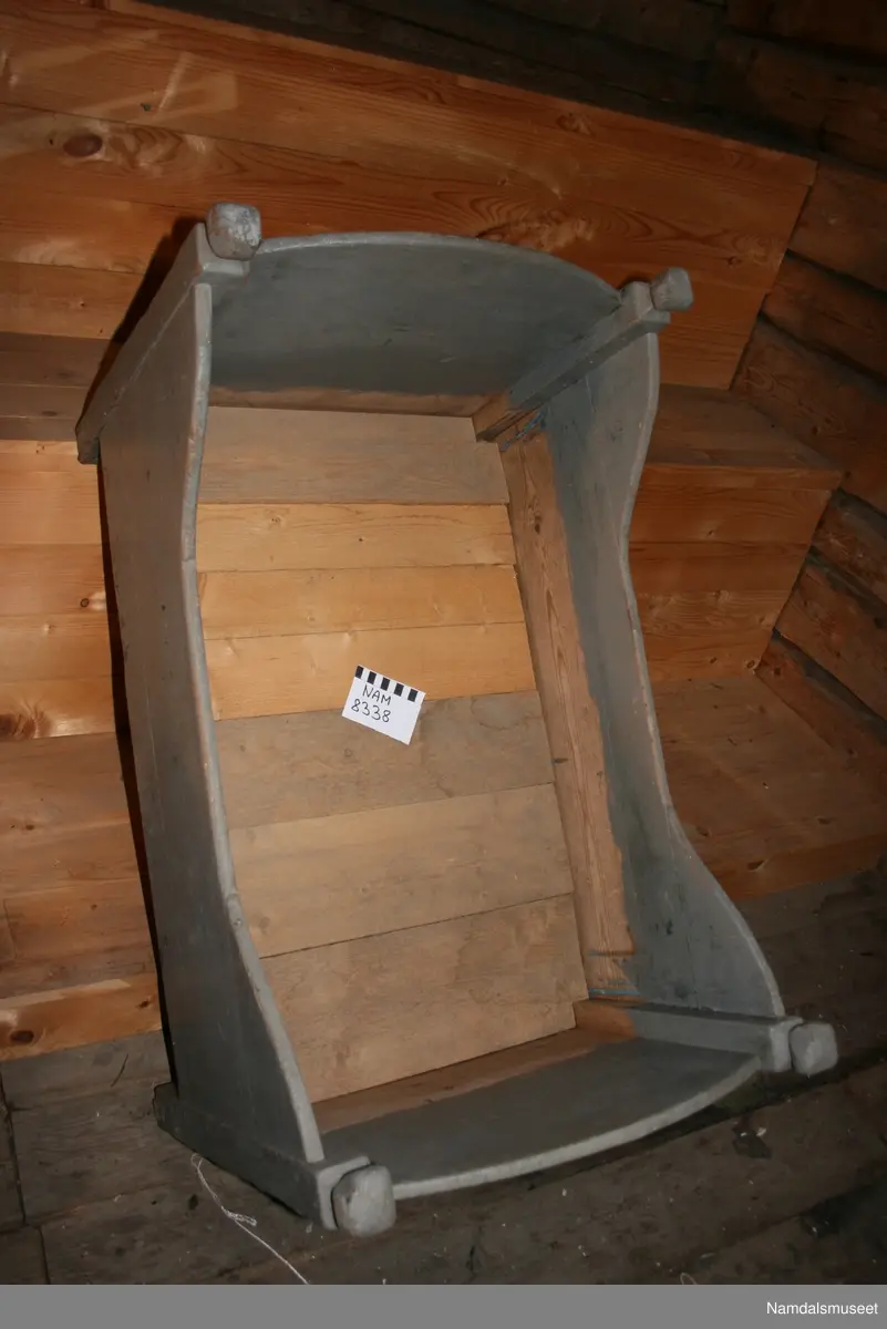 Form: Rektangulær.  Hjørnestolpene har kuler i toppen til pynt
