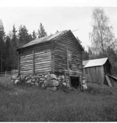 Gamalt fjøs og løe (Ill. i "Boka om Gol" b. II, s. 156)