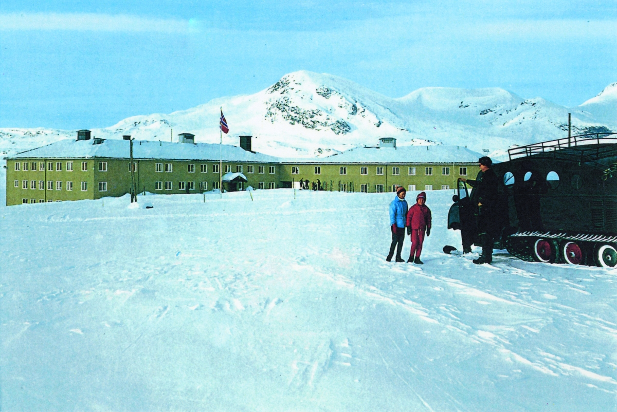 Tyinholmen Høyfjellshotell en vinterdag ca.1960. I bakgrunnen ser en Koldedalstind 1927 m.o.h.