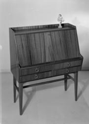 Skrivebord med skuffer og hyller.