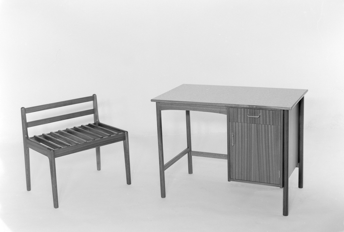 Benk/ sittemøbel og skrivebord med skap.