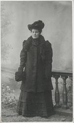 Studioportrett av kvinne.