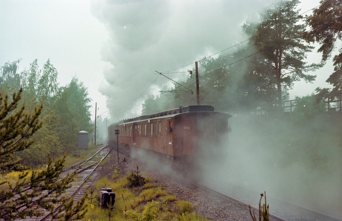 Underveis med veterantog mellom Hamar og Jessnes. Toget trekkes av damplokomotiv type 21b nr. 252.