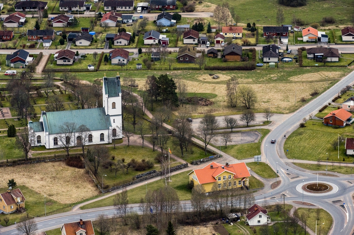Flygfoto över Hässleby kyrka i Mariannelund, Eksjö kommun.