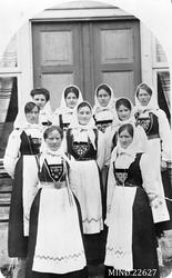 Bunadskledde kvinner