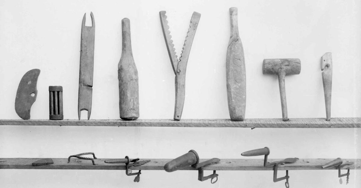 Banketre i ett trestykke, med inngravert årstall og initialer på klubben.